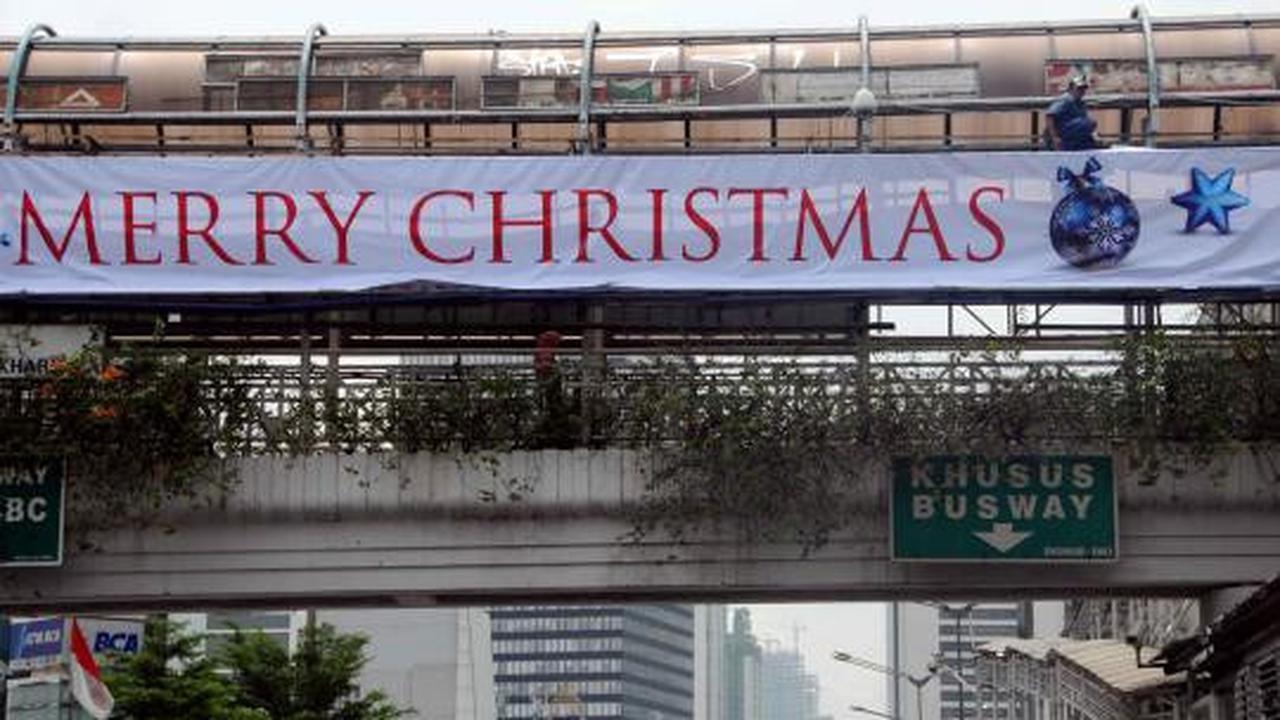 Spanduk Natal hiasi jembatan penyeberangan Tosari 