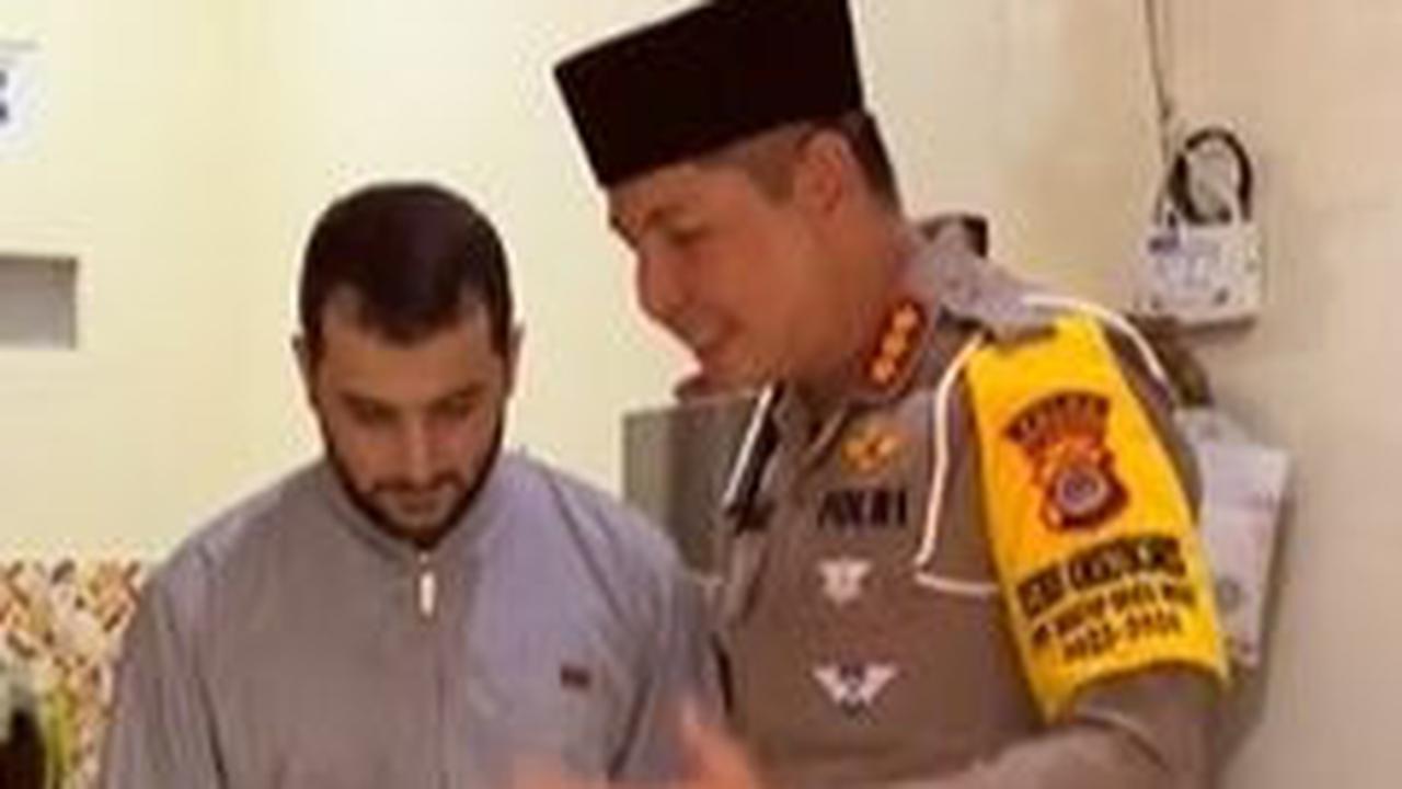 Perwira Polri Datangi Rumah Mahasiswa asal Gaza