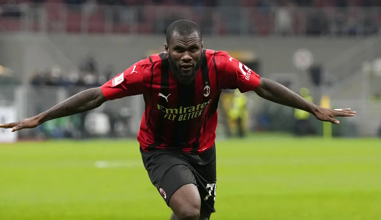Pemain AC Milan Franck Kessie melakukan selebrasi usai mencetak gol ke gawang Lazio pada pertandingan perempat final Coppa Italia di Stadion San Siro, Milan, Italia, 9 Februari 2022. AC Milan menang 4-0. (AP Photo/Antonio Calanni)