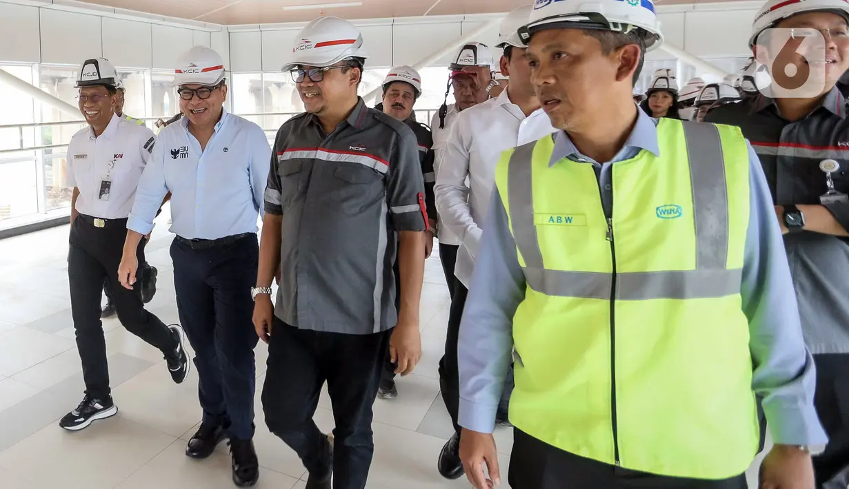 Kartika Wirjoatmodjo menuturkan, beberapa catatan yang harus diperbaiki yakni kecepatan LRT Jabodebek masih di 40-50 km/jam, di mana kecepatan maksimal seharusnya di 80 km/jam. Lalu, headway atau durasi antarkereta di stasiun diusahakan bisa di 3-6 menit. (Liputan6.com/Faizal Fanani)