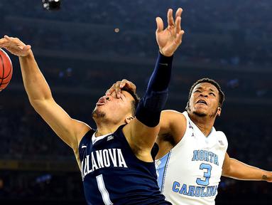 Pemain Villanova Wildcats, Jalen Brunson (1), dilanggar pemain North Carolina Tar Heels, Kennedy Meeks (3) dalam championship game Final Four Basket NCAA 2016 di Stadion NRG, Houston, Texas, AS, (4/4/2016). (Reuters/Bob Donnan-USA TODAY Sports)