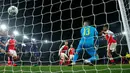 Gol bunuh diri pemain Arsenal, Alex Iwobi, saat melawan Paris Saint-Germain pada pertandingan kelima Grup A Liga Champions di Stadion Emirates, Rabu (23/11/2016).(Reuters/Eddie Keogh)