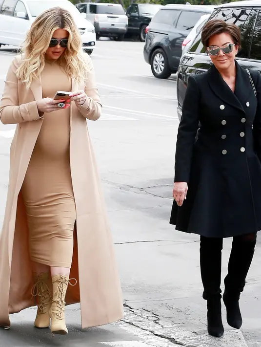 Kris Jenner pun terlihat senang menghabiskan waktu berbelanja bersama dengan Khloe Kardashian. (Javiles/BACKGRID/USMagazine)