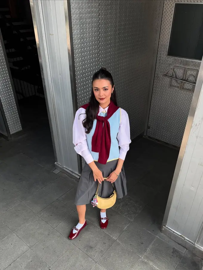 Back to School Vibes! Gaya Preppy Amanda Rawles yang Chic dan Stylish