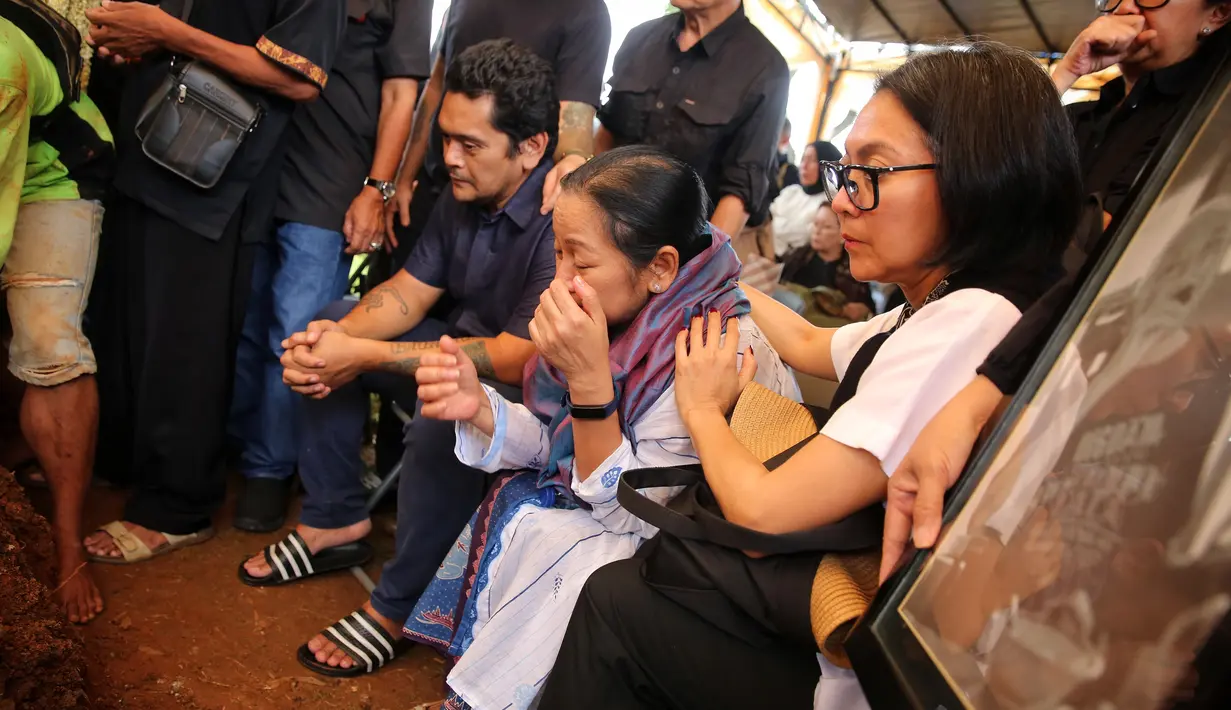 "Seperti kita tahu kalau pakde saya, Nomo Koeswoyo sudah berumur. Dan beliau sudah sepuh, kita semua bersyukur, beliau tidak berlama-lama sakit," kata Sari Koeswoyo usai pemakaman, Kamis (16/3/2023). [Foto:Adrian Putra/Fimela.com]