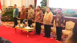 Presiden Joko Widodo bersama jajaran menteri dan Ketua KPK, Agus Rahardjo menyanyikan lagu Indonesia Raya pada acara penyerahan dokumen Strategi Nasional (Stranas) Pencegahan Korupsi di Istana Negara, Jakarta, Rabu (13/3). (Liputan6.com/Angga Yuniar)