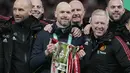 <p>Pelatih Manchester United atau MU Erik ten Hag dan anggota tim berpose dengan trofi juara Carabao Cup 2022/2023 usai kalahkan Newcastle United pada partai final di Stadion Wembley, Senin dini hari WIB (27/2/2023). Ini adalah gelar pertama buat sang manajer Setan Merah Erik ten Hag. (AP Photo/Alastair Grant)</p>