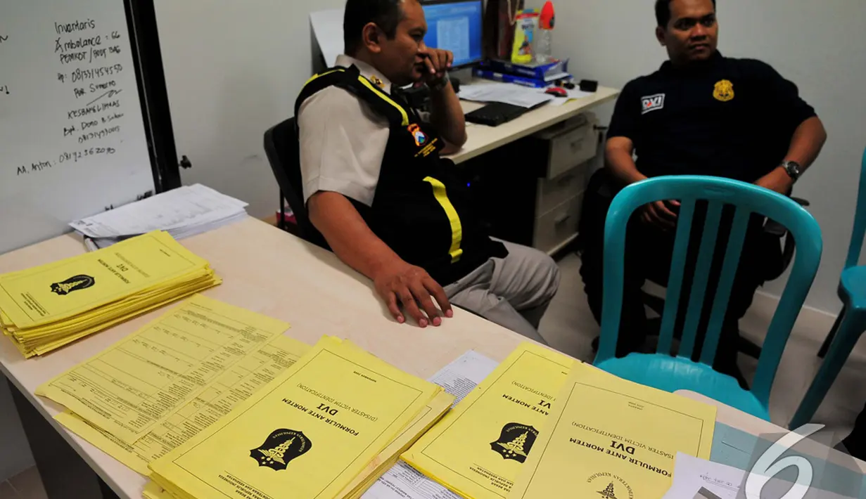 Beberapa data dikumpulkan Tim Disaster Victim Indentification (DVI) untuk memudahkan proses identifikasi identifikasi, Bandara Juanda, Surabaya, Rabu (31/12/2014). (Liputan6.com/Johan Tallo)