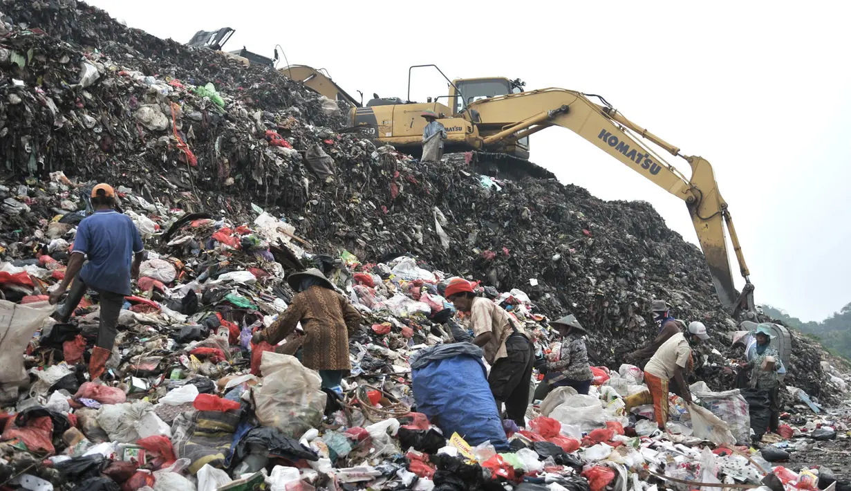 Aktivitas pemulung di Tempat Pembuangan Akhir (TPA) Cipayung, Depok, Jawa Barat, Kamis (9/4/2020). Pemulung di TPA Cipayung mengaku akibat Corona penjualan sampah plastik mengalami penurunan hingga 50 persen. (merdeka.com/Iqbal S. Nugroho)