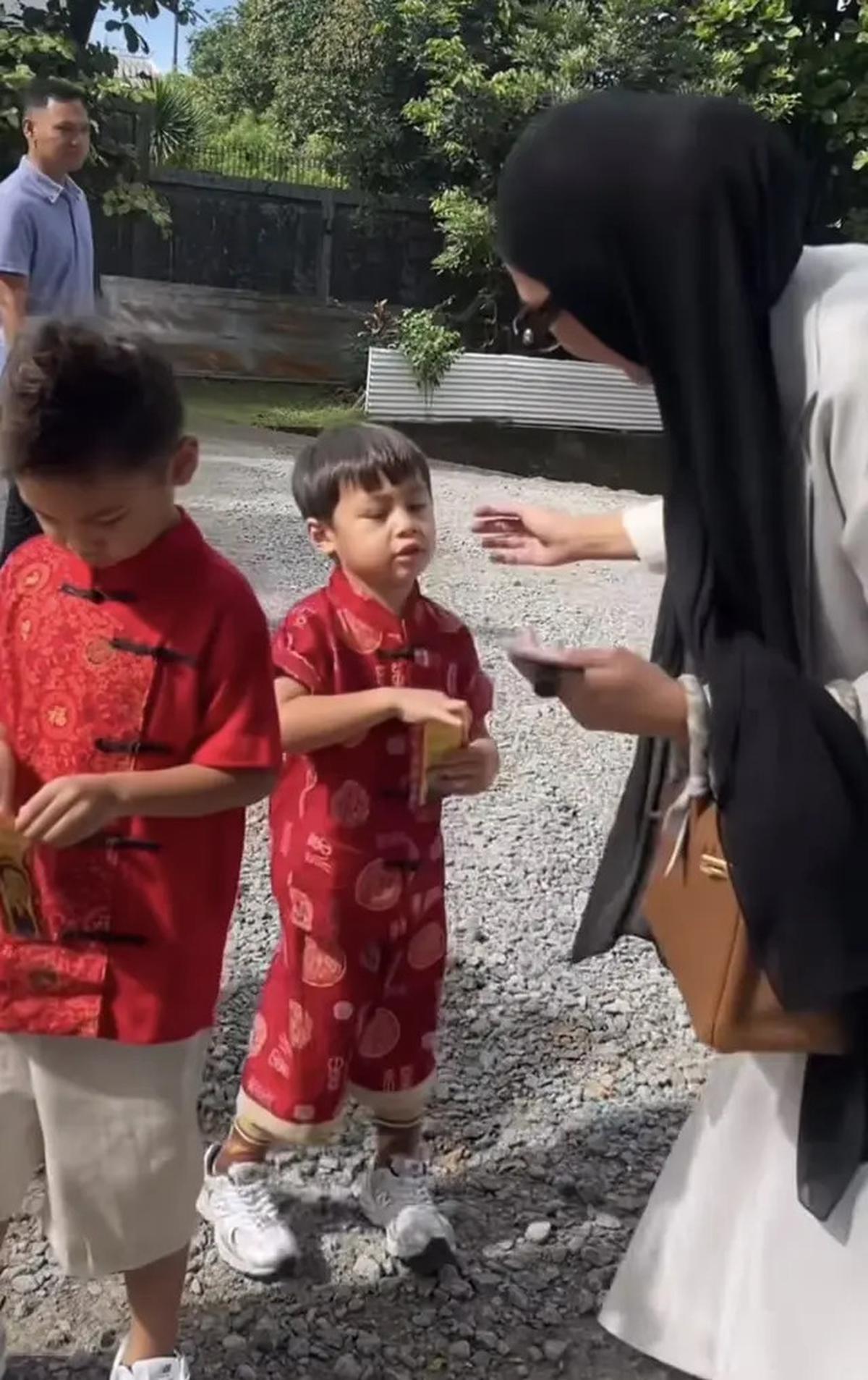 8 Tampilan Menggemaskan Anak Artis Kenakan Baju Tradisional China saat Imlek 2025, Anak Cut Meyriska hingga Marisa Nasution
