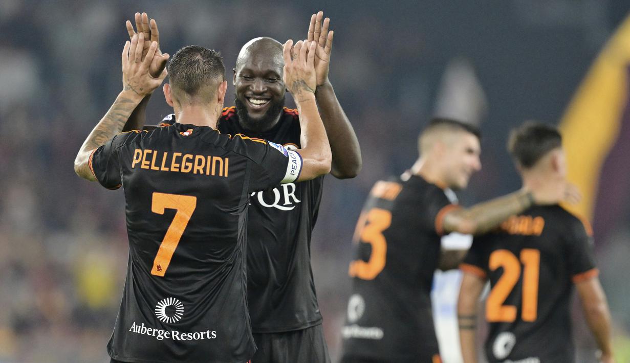 Pemain AS Roma, Romelu Lukaku, melakukan selebrasi bersama Lorenzo Pellegrini setelah mencetak gol ke gawang Frosinone pada laga pekan ketujuh Serie A 2023/2024 di Stadion Olimpico, Roma, Senin (02/10/2023). AS Roma menang dengan skor 2-0. (Alfredo Falcone/LaPresse via AP)