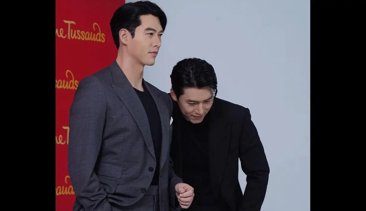 <p>Hyun Bin berdiri dengan penampilan mirip patung lilinnya. Rambut dibelah ke pinggir, tangan memegang jas berwarna abu-abu tua yang dikenakan, senyuman di bibirnya terulas. (Foto: Instagram/ vast.ent)</p>