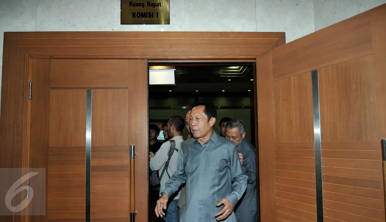 Kepala BIN Sutiyoso usai mengikuti rapat kerja dengan Komisi I DPR, Jakarta, Kamis (10/9/2015). Rapat membahas anggaran BIN dan isu-isu aktual intelejen Indonesia. (Liputan6.com/Johan Tallo)