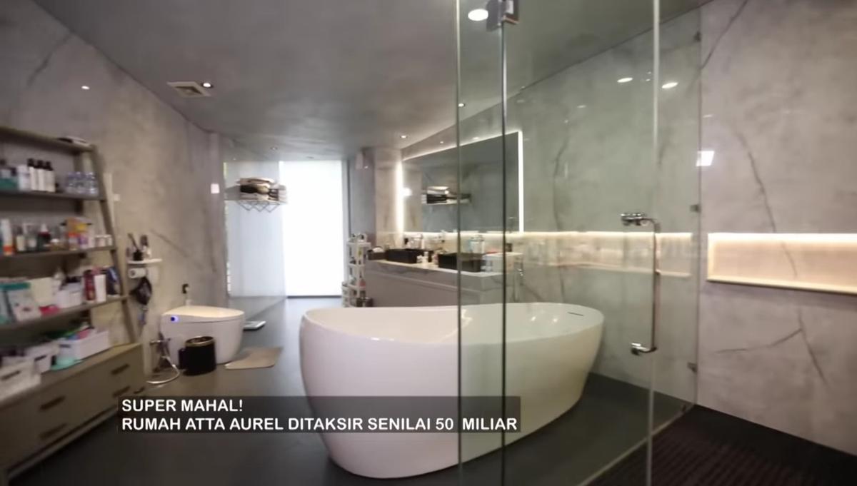 5 Potret Kamar Mandi Aurel Hermansyah & Atta Halilintar Seluas Lapangan Sepakbola, Dilengkapi Bathtub Rp200 Juta