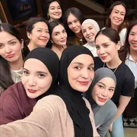 Geng Cendol saat Kumpul Bareng di Villa Zaskia Sungkar. [@ramadhaniabakrie]