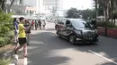 Sebuah minibus mewah berpelat nomor B 1448 RFK nekat menerobos jalur CFD di kawasan Bunderan HI, Jakarta, Minggu (12/6/2016). Seorang pria yang mengaku sopir anggota DPR nekat mencoba menerobos jalur CFD. (Liputan6.com/Faizal Fanani)