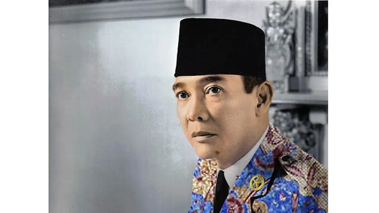 Soekarno mengenakan baju batik