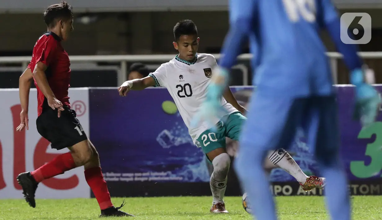 Pemain Timnas U-17 Indonesia, Habil Abdillah Yafi (tengah) berebut bola dengan Husam Alshaer (Palestina U-17) pada Kualifikasi Grup B Piala Asia U-17 2023 di Stadion Pakansari, Kab. Bogor, Jawa Barat, Jumat (7/10/2022). Kemenangan atas Palestina memperbesar peluang timnas U-17 Indonesia lolos ke Piala Asia U-17 2023. (Liputan6.com/Helmi Fithriansyah)
