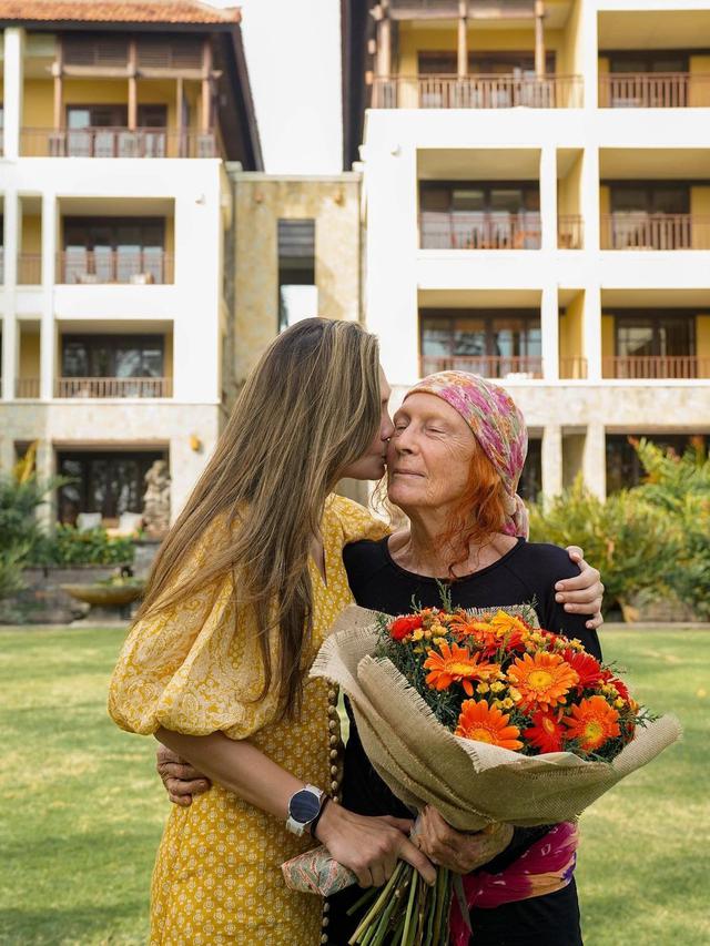 Ulang Tahun ke-39, Ini 5 Potret Luna Maya Rayakan Bersama Ibu yang Tampil Menawan