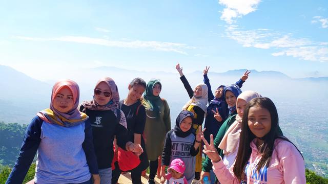 Berada dekat dengan awan di atas ketinggian, nuansa Bukit Intan Dewata di kaki Gunung Guntur, Garut seolah berada di atas awan.