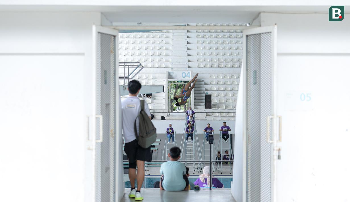 Atlet loncat indah putri Jawa Timur, Gladies Lariesa Garina dan Linar Betiliana melakukan loncatan pada nomor menara synchro putri Kejurnas Akuatik 2026 yang berlangsung di Stadion Akuatik Gelora Bung Karno, Senayan, Jakarta. (Bola.com/Bagaskara Lazuardi)
