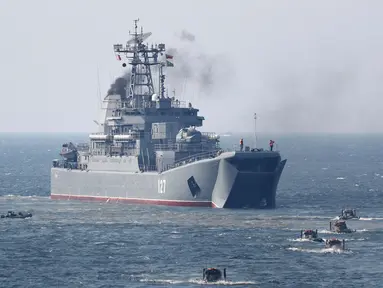 Sebuah kapal serbu amfibi dan pengangkut personel lapis baja dikerahkan dalam latihan militer Armada Baltik Angkatan Laut Rusia di Kaliningrad, Rusia, Kamis (4/4). Latihan digelar untuk memantapkan kemampuan serangan amfibi di Laut Baltik. (REUTERS/Vitaly Nevar)