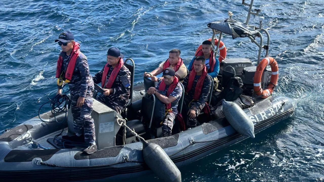FOTO: TNI AL Evakuasi Korban Kecelakaan Kapal di Perairan Pulau Talise