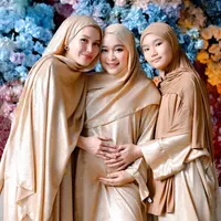 Ayu Ting Ting saat Pengajian Tujuh Bulanan Kehamilan Adiknya. [@arka_photographyy]