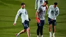 Bek Spanyol Aymeric Laporte, kiper Unai Simon dan gelandang Brais Mendez menghadiri sesi latihan di La Ciudad del Futbol, Las Rozas de Madrid, Spanyol (8/11/2021). Spanyol tertinggal dua angka dari Swedia yang berada di puncak klasemen. (AFP/Gabriel Bouys)