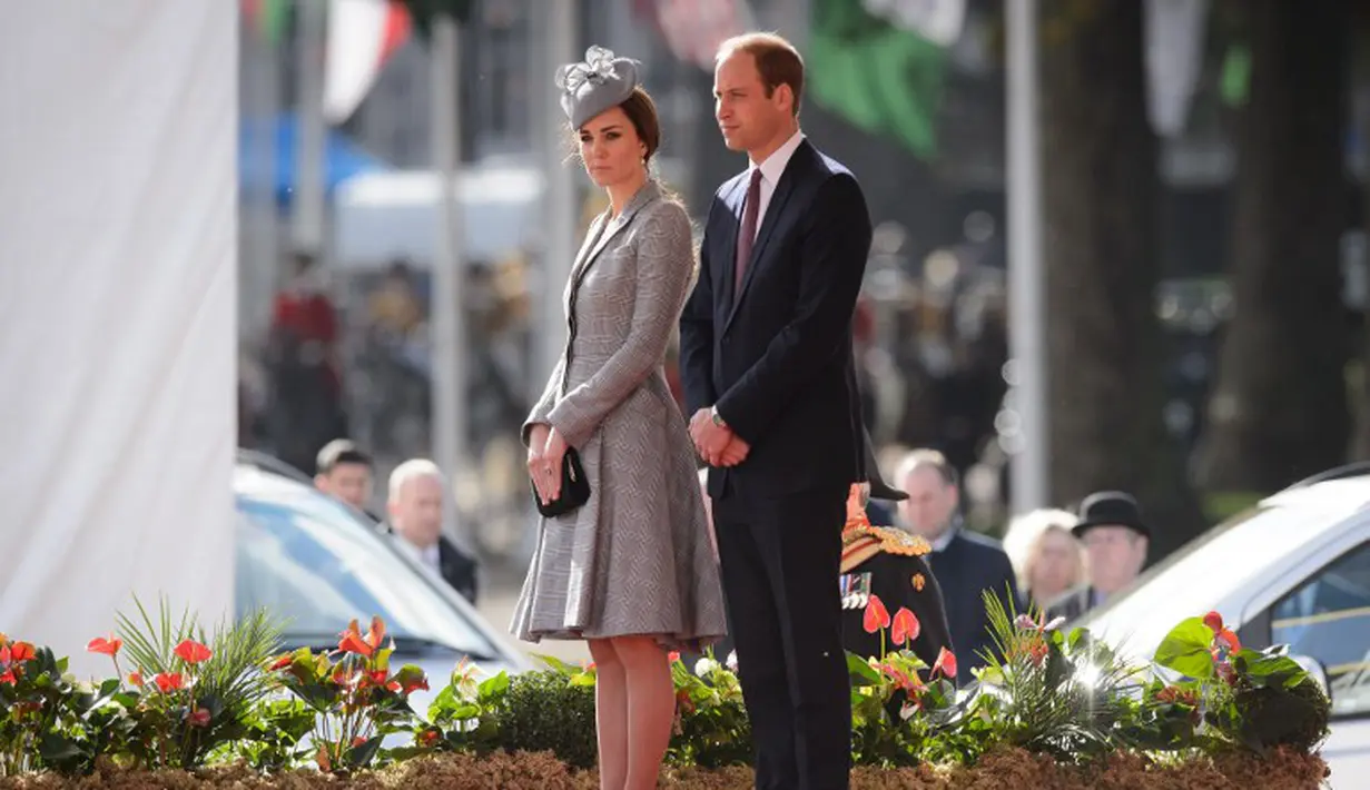 Kate Middleton dan Pangeran William terlihat menyambut secara resmi  kunjungan Presiden Singapura di Inggris, (21/10/14). (AFP PHOTO/POOL/Leon Neal)