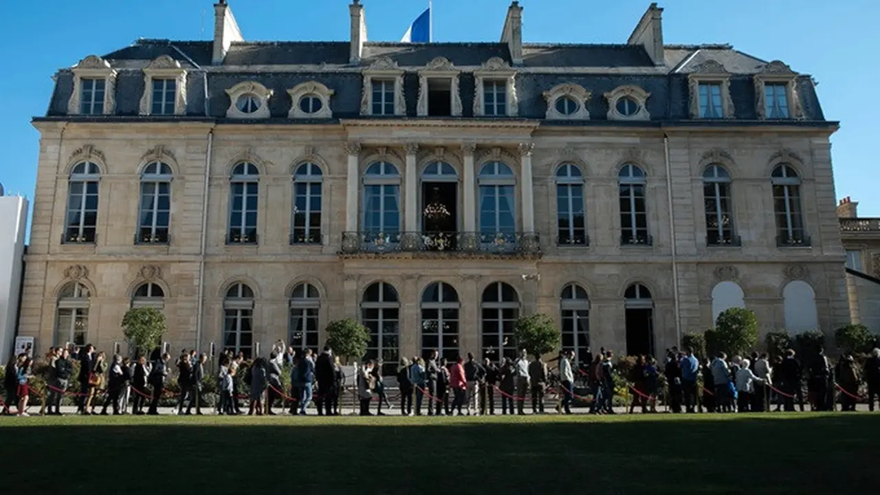 Antrean untuk mengunjungi Istana Elysee di Paris, Prancis, pada 21 September 2019.