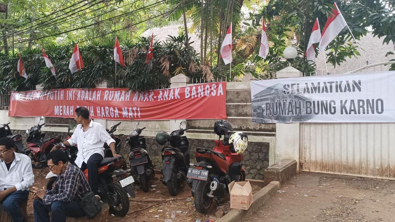 Pengadilan Negeri Jakarta Selatan akan melakukan eksekusi terhadap kediaman Mohammad Guruh Irianto Sukarnoputra alias Guruh Soekarnoputra. Rumah itu diketahui beralamat di Jalan Sriwijaya 2, Nomor 9, Kebayoran Baru, Jakarta Selatan.