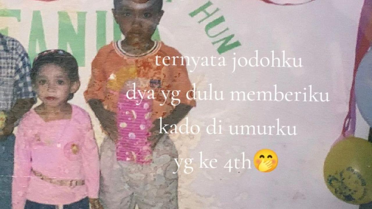 "Ternyata jodohku&nbsp;dya yang dulu memberiku kado di umurku yang ke 4 tahun 🤭," tulisnya. <br>