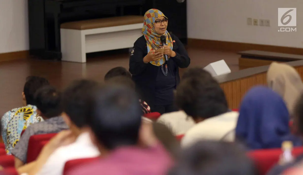 Managing Editor Business &amp; Techno Desk, Nurseffi Dwi Wahyuni (kiri) bersama peserta workshop jurnalisme saat gelaran Emtek Goes To Campus di Universitas Telkom, Bandung, Selasa (28/11). (Liputan6.com/Helmi Fithriansyah)