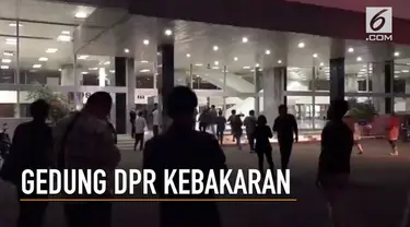 Kebakaran terjadi di Gedung Nusantara 3 Kompleks DPR. Kepulan asap berwarna abu-abu pekat terlihat di lantai 4 gedung tersebut.