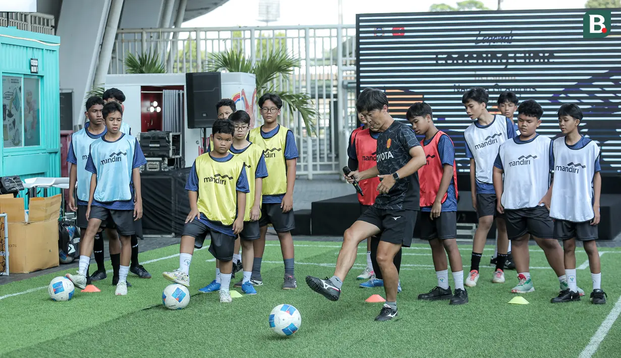 <p>Pelatih Kepala Akademi Nagoya Grampus, Norihiko Imai membagikan cara passing kepada para peserta dalam acara coaching clinic bersama Nagoya Grampus di Garuda Store, GBK, Senayan Jakarta, Jumat (26/06/2025) pagi WIB. (Bola.com/Bagaskara Lazuardi)</p>
