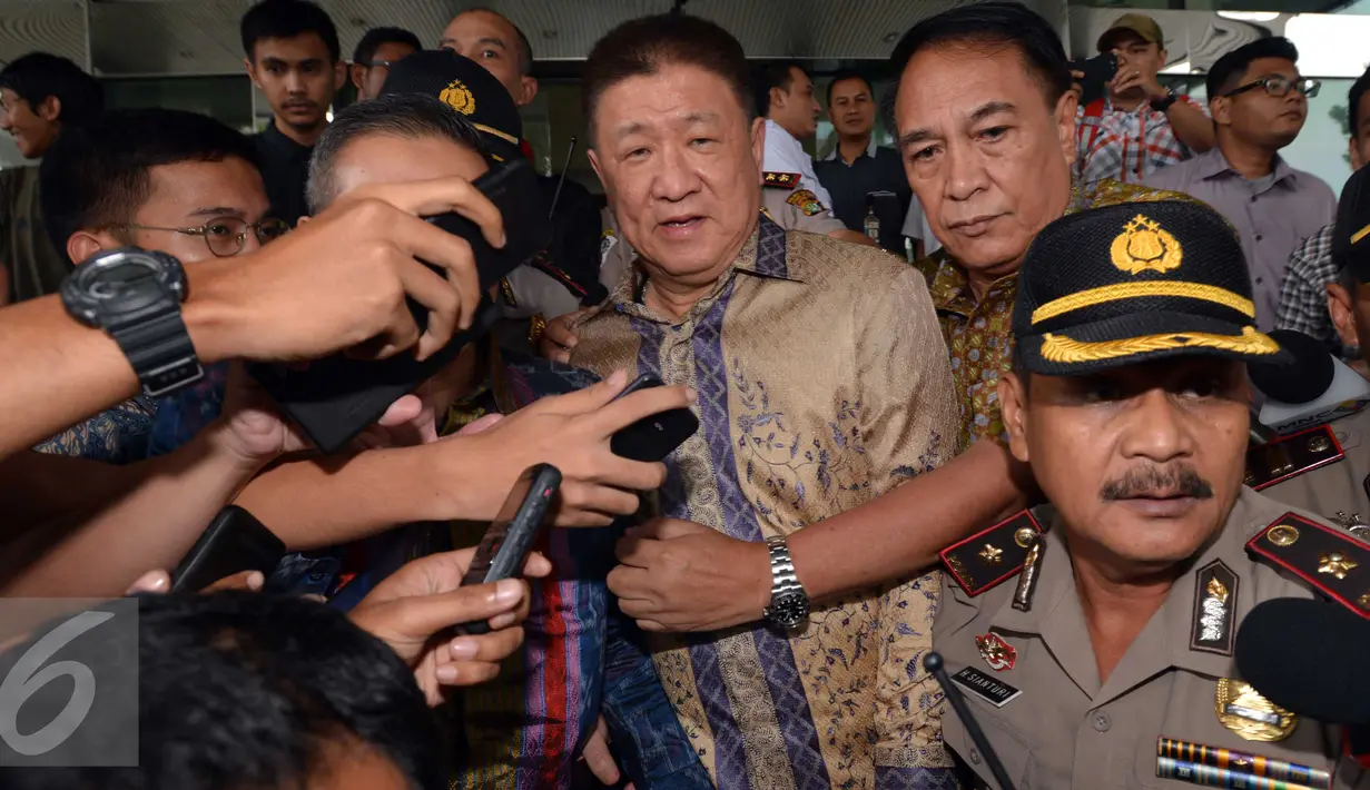 Bos Agung Sedayu Group, Sugianto Kusuma alias Aguan telah selesai diperiksa oleh penyidik KPK, Jakarta, Selasa (19/4). Sama seperti usai diperiksa perdana, Aguan enggan membuka mulutnya untuk menjawab pertanyaan awak media. (Liputan6.com/Helmi Afandi)