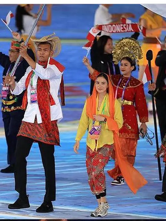 <p>Pakaian adat kurung merupakan pakaian adat keseharian wanita suku Betawi. Modelnya memiliki desain yang longgar dan tidak menonjolkan bentuk tubuh. Warna yang umumnya dipilih adalah warna-warna cerah. [@timindonesiaofficial]</p>