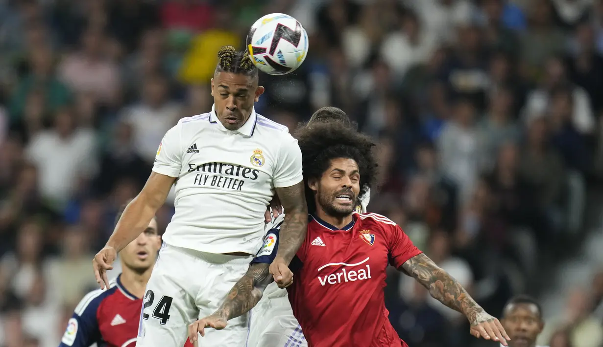 Penyerang Real Madrid Mariano Diaz menyundul bola di depan bek Osasuna Aridane Osasuna pada pekan ketujuh Liga Spanyol 2022/2023 di Stadion Santiago Bernabeu, Senin dini hari WIB (3/10/2022). Real Madrid hanya mampu bermain imbang 1-1 saat menjamu Osasuna. (AP Photo/Manu Fernandez)