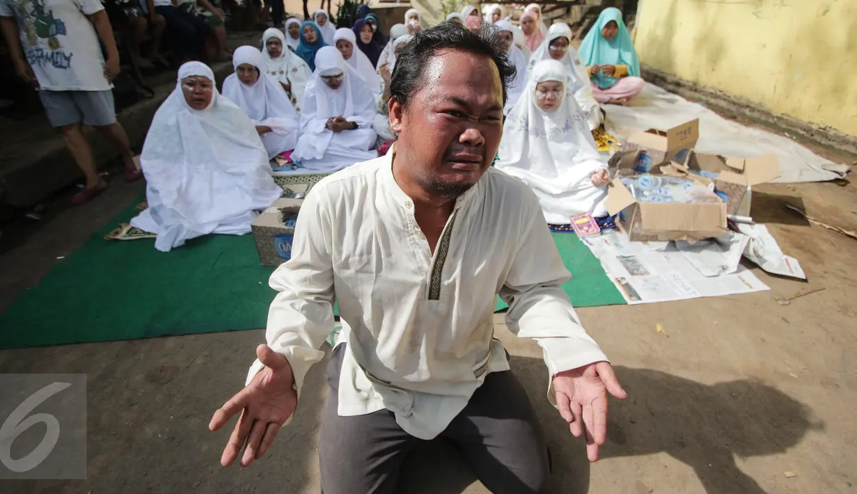 Sejumlah warga manggarai berdoa di lokasi, RT 1 RW 12, Jl Saharjo, Manggarai, Jakarta, Rabu (26/4). Mereka berdoa dengan harapan penggurusan yang akan dilakukan ditempat mereka tidak jadi dilaksanakan. (Liputan6.com/Faizal Fanani)
