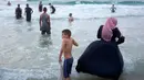 Muslim Palestina bermain dan berenang saat menghabiskan hari libur Lebaran di pantai Tel Aviv, Israel, 6 Juni 2019. Selama Idul Fitri, warga Palestina mengunjungi pantai di kawasan Tel Aviv untuk menandai berakhirnya ibadah puasa Ramadan. (AP Photo/Oded