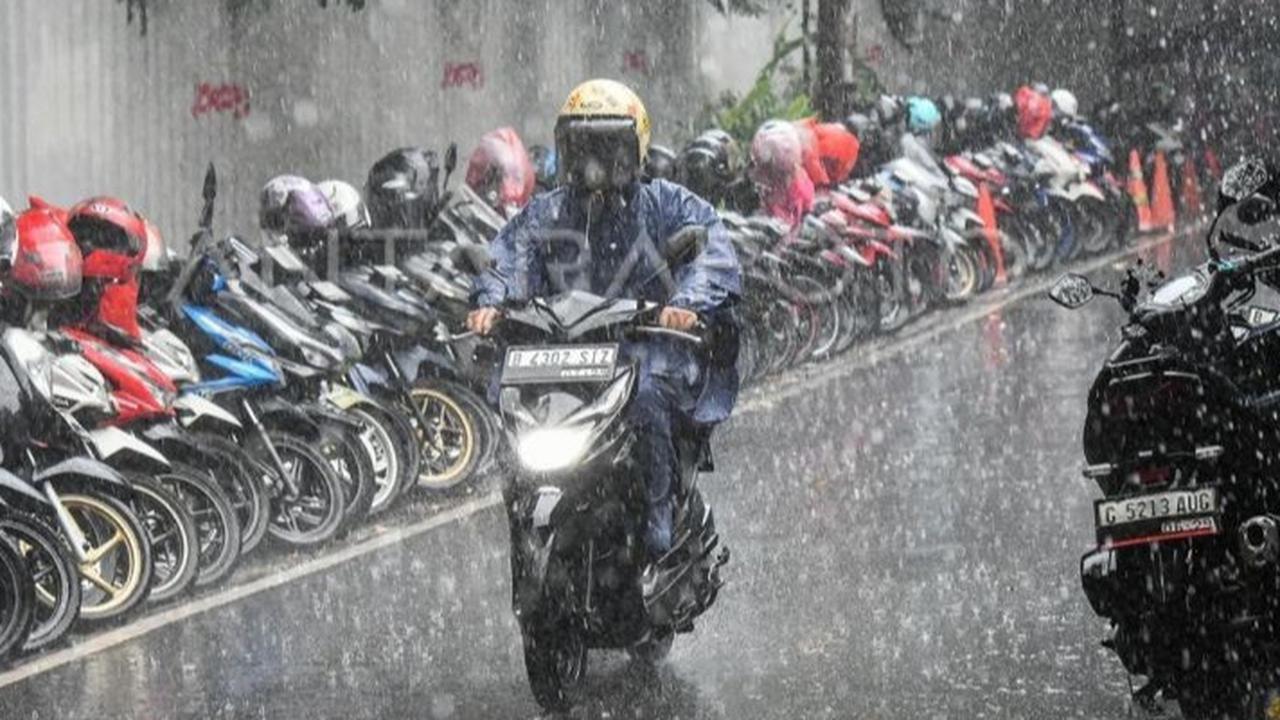 Begini Proses Air Hujan Jakarta Bisa Mengandung Mikroplastik