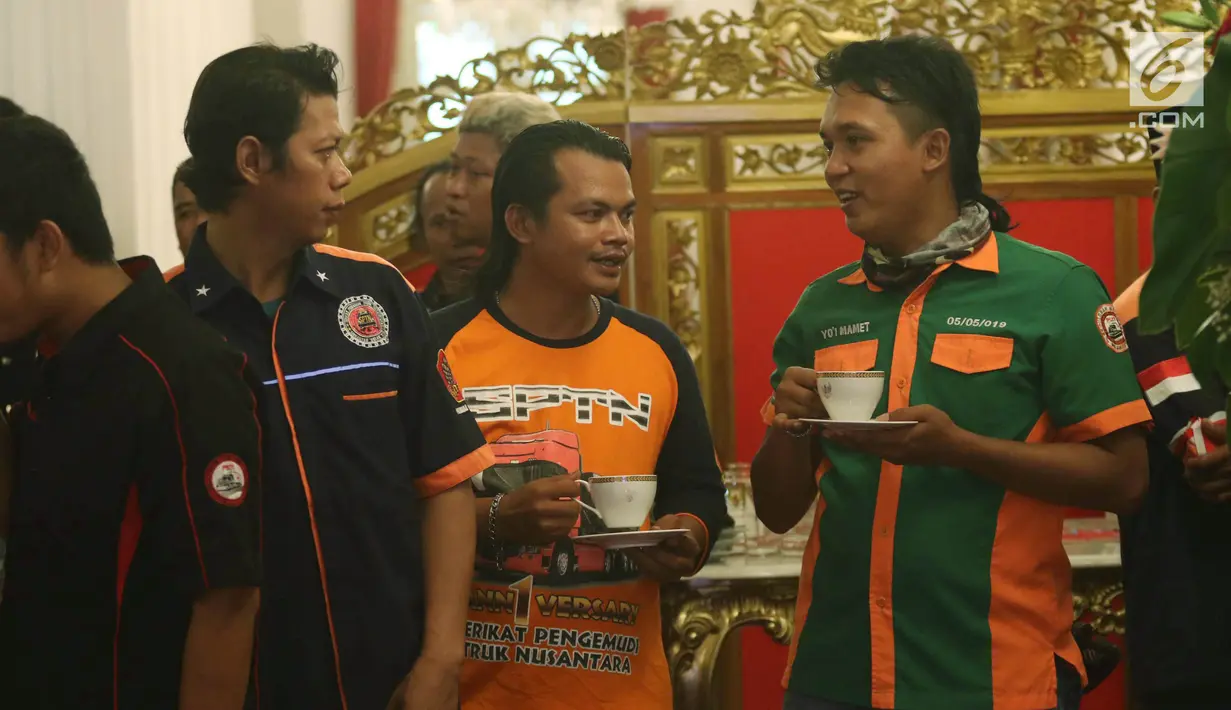 Sejumlah perwakilan sopir truk se-Indonesia menikmati minuman yang disuguhkan di Istana Negara, Jakarta, Selasa (8/5). Presiden Joko Widodo atau Jokowi menerima 70 perwakilan sopir truk se-Indonesia. (Liputan6.com/Angga Yuniar)