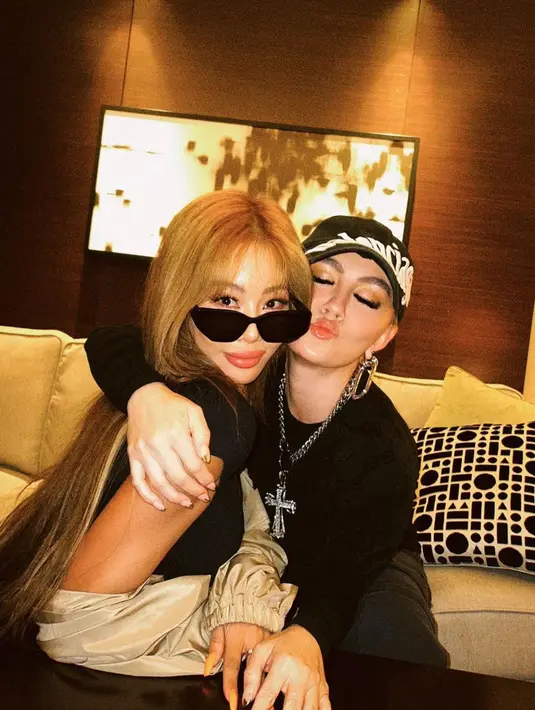 <p>Penyanyi Agnez Mo mengunggah fotonya bersama penyanyi Korea Selatan, Jessi, pada 29 Agustus 2022. (Instagram/agnezmo)</p>