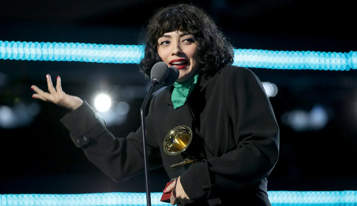 Penyanyi Chile Mon Laferte memberi sambutan saat menerima piala penghargaan Latin Grammy Awards 2019 di MGM Grand Garden Arena, Las Vegas, Amerika Serikat, Kamis (14/11/2019). Mon meraih penghargaan untuk album musik alternatif terbaik. (Greg Doherty/Getty Images for LARAS/AFP)