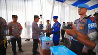 Wujud Empati, Kapolri Beri Bantuan kepada Anggota Polisi Korban Bencana di Sumbar