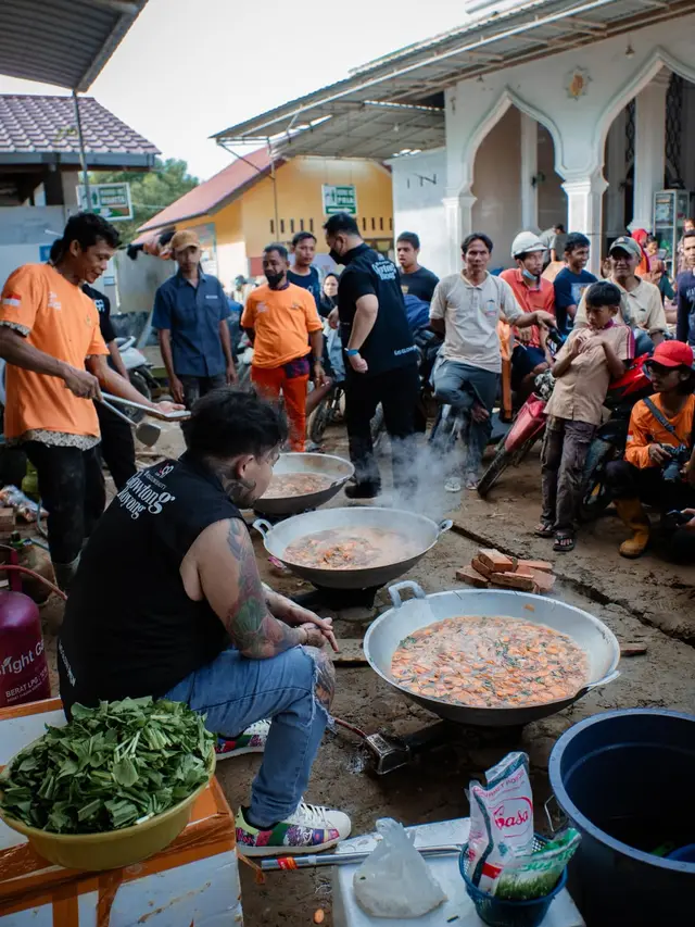 6 Potret King Abdi Bantu Masak di Dapur Umum Korban Banjir Aceh Tamiang