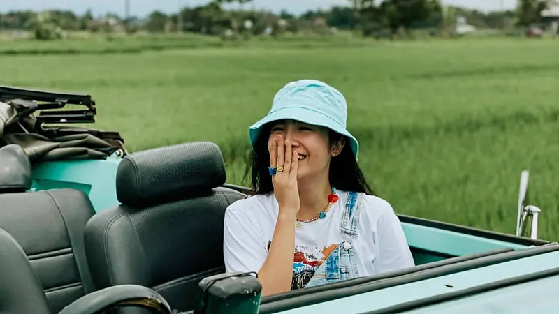 FOTO: Nikmati Indahnya Pemandangan Sawah, Ini Momen Liburan Febby Rastanty Ke Jogja