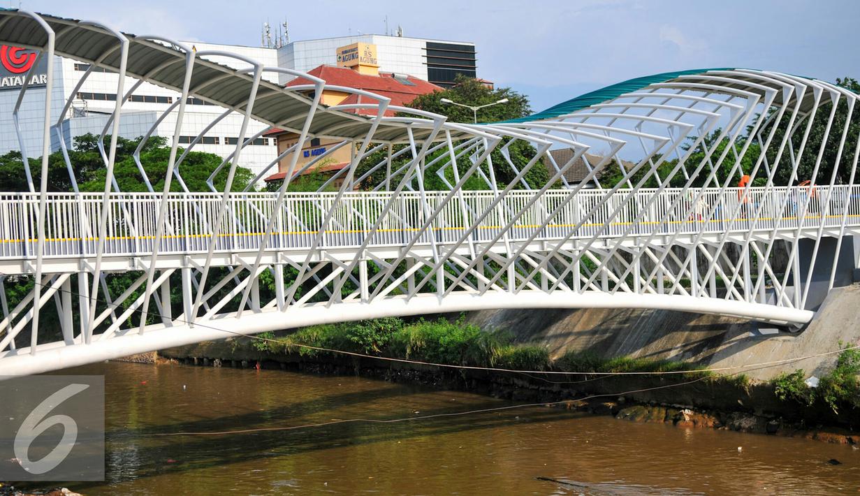 Pembangunan JPO Jayakarta di atas sungai Ciliwung mempermudah akses warga Menteng Tenggulun dan Manggarai, Jakarta, Rabu (27/4/2016). JPO dibangun untuk menggantikan transportasi perahu eretan. (Liputan6.com/Yoppy Renato)