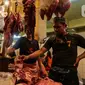 Aktivitas jual beli daging di Pasar Kebayoran Lama, Jakarta, Kamis (24/2/2022). Pedagang daging mengeluhkan harga yang terus naik dan merencanakan mogok dagang mulai hari Senin, 28 Februari 2022 mendatang jika harga daging tidak turun. (Liputan6.com/Johan Tallo)